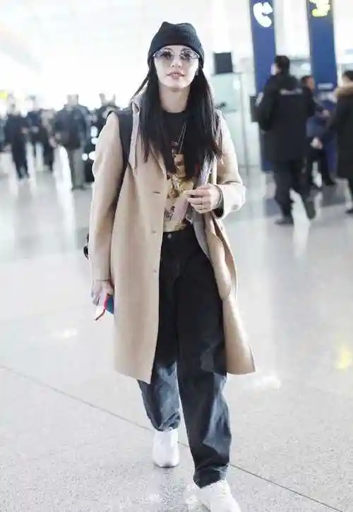 姚晨又穿卫衣走机场配喇叭牛仔裤显腿长绿色格纹围巾很洋气