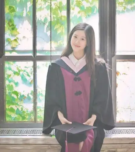 奶茶妹妹清华拍毕业照刘强东贴身陪伴秀恩爱