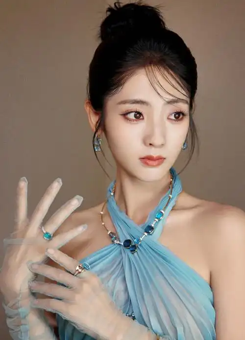 邢菲超话在最热烈的季节,赴一场光影之约,今晚#微博电影之夜#见