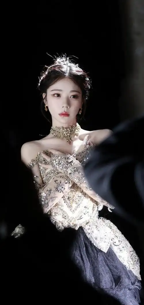 一身华贵礼服的张紫宁