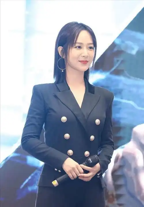 杨紫美出新高度,一身黑色职业装打扮,这高级气质挡都挡不住|西装|裙子