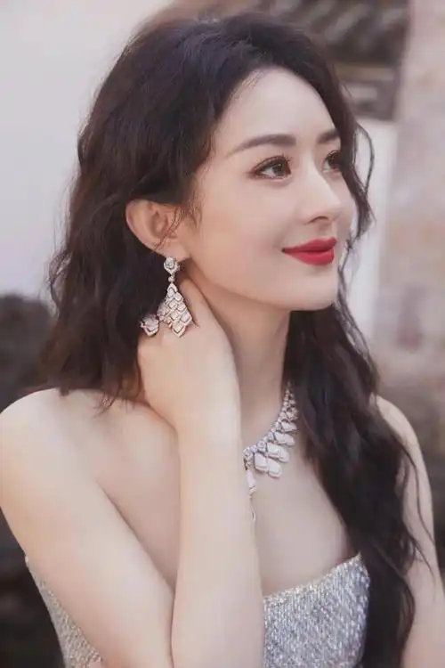 赵丽颖新加坡红毯造型被嘲太土像微商!她霸气回怼狂掉粉