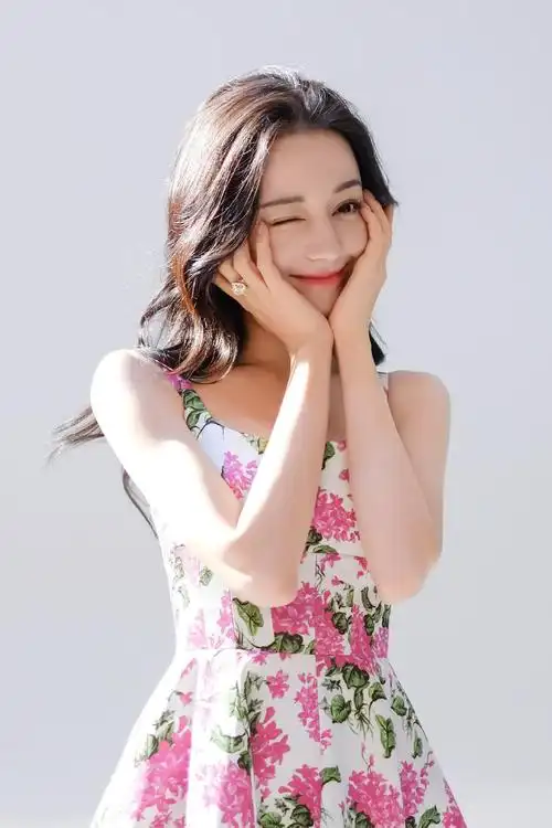 热巴穿碎花裙勾勒完美身材对镜wink卖萌