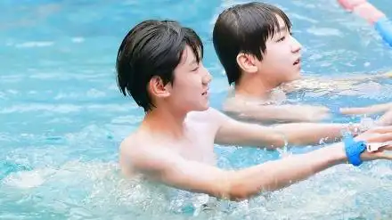 王俊凯竟然上演"湿身"诱惑?