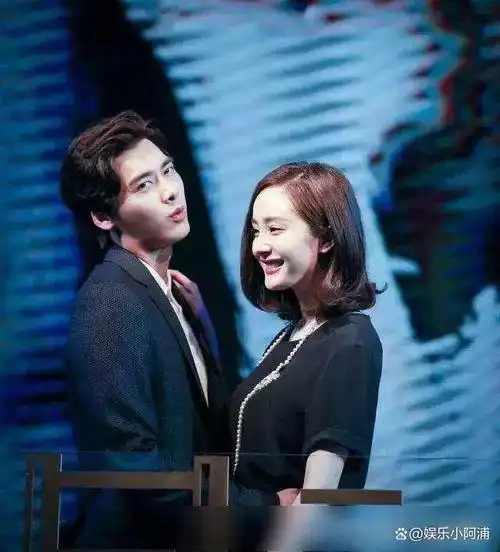 杨幂与李易峰在《怦然星动》的拍摄过程中展现了一些相当大胆的镜头.