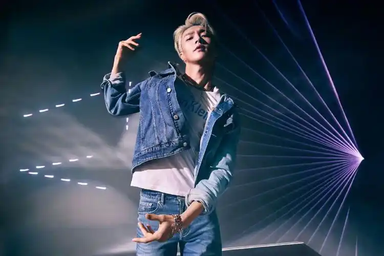 分享一组张艺兴图片给大家,图中的明星图片壁纸会点缀你的电脑桌面