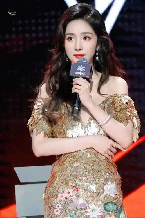 杨幂个人ins更新##杨幂鎏金羽翼裙##杨幂鎏金羽毛裙##杨幂晶核品牌