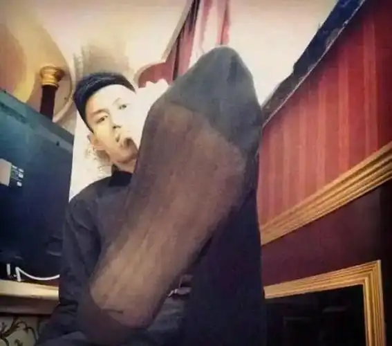 最热的月份来了,喜欢穿正装的直男们,换薄袜子了吗?