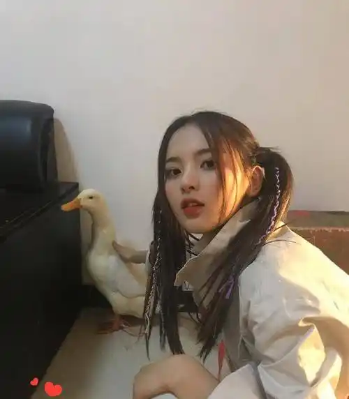 杨超越:直播意外走光,疑没穿被看光,50秒视频被曝丰满呼之欲出_网友