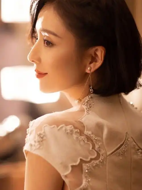 女神佟丽娅侧颜太优越,每一幅画面都好唯美,让人心动