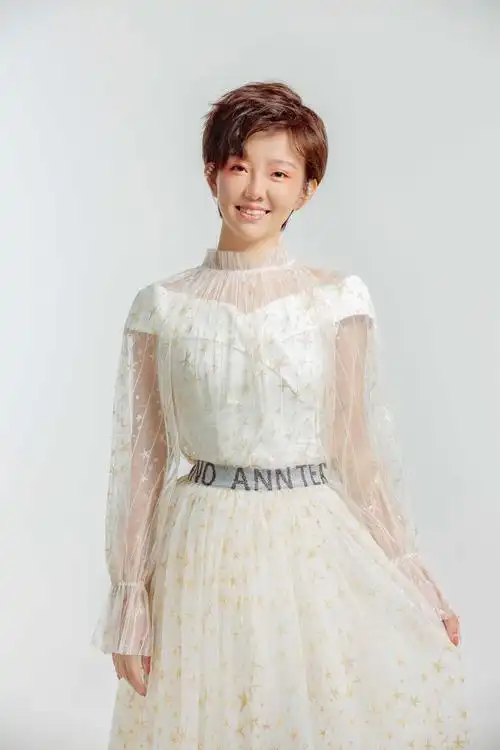 此次《向前一步》由徐梦雅作词,起子乐团,靳锐进行编曲,刘卓作曲,制作