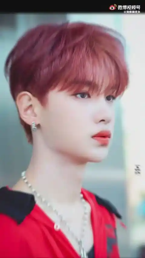 黄明昊染的粉色这么看还挺红的黄明昊这发色
