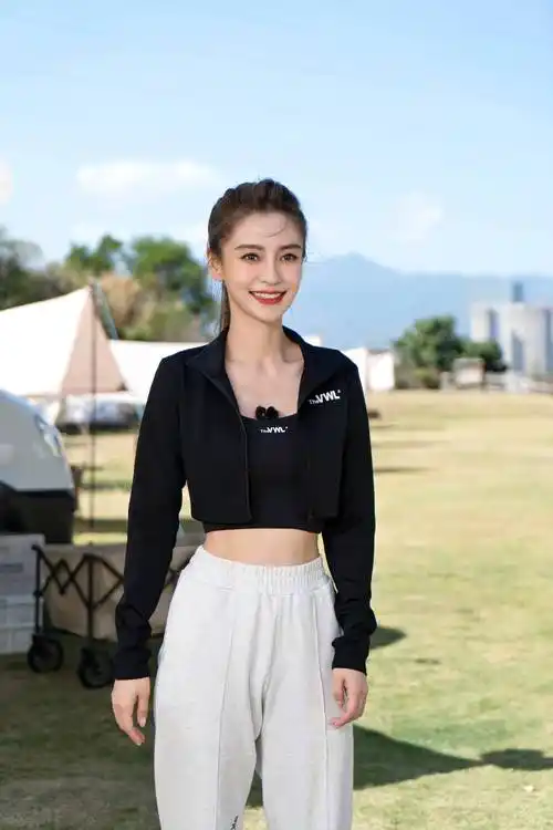 杨颖穿露腰运动装马甲线抢镜, 梳高马尾辫笑容灿烂,网友称赞重回18岁