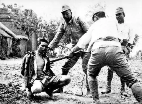 那时候日本老兵经常会让新兵刺死中国人,这样做是为了锻炼胆量.
