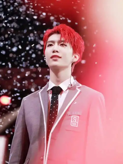 那个当初被偷菜的范丞丞吗  耳畔响起熟悉的旋律  舞台上出现一抹红色