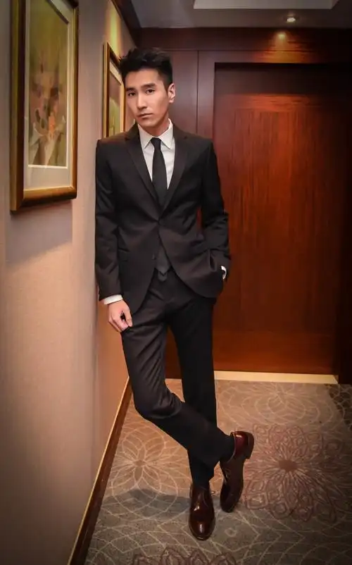 赵又廷出席电视剧盛典 正装大长腿摩登有型