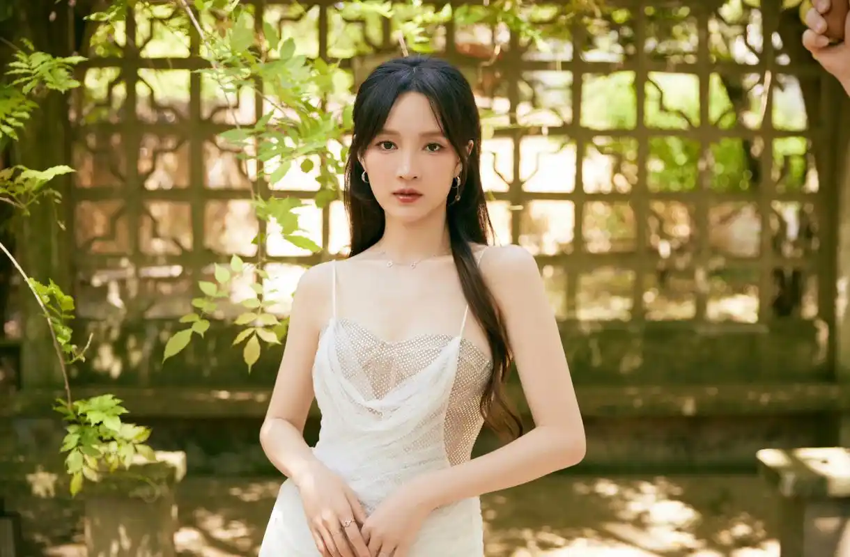 孟佳,白色吊带纱裙,性感迷人!