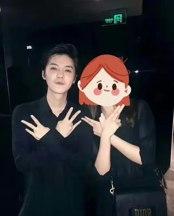 鹿晗与粉丝合照冲上热搜,黑眼圈法令纹一览无余,平时太放飞自我