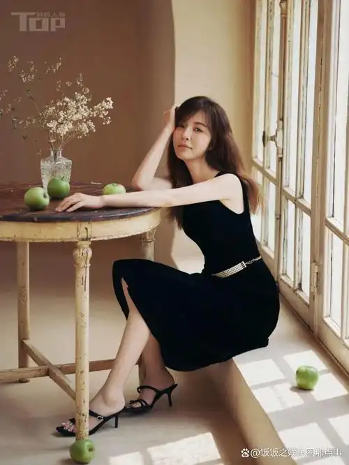 王晓晨 白皙脚丫 明艳动人