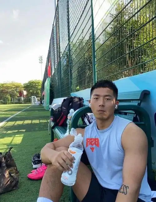 灰裤子黑皮肌肉男有多好看?看到他推特自拍照,网友都展开了...|德芙|