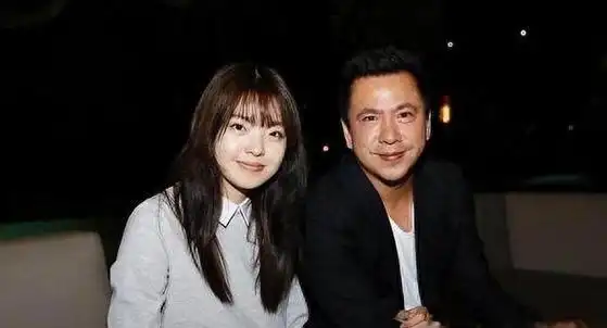 王中磊老婆看霍思燕的眼神火了!三分不屑七分恨意,有着太多故事