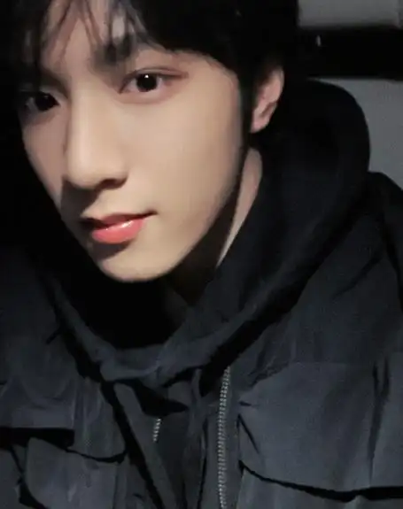 刘耀文说将笑脸框进自拍