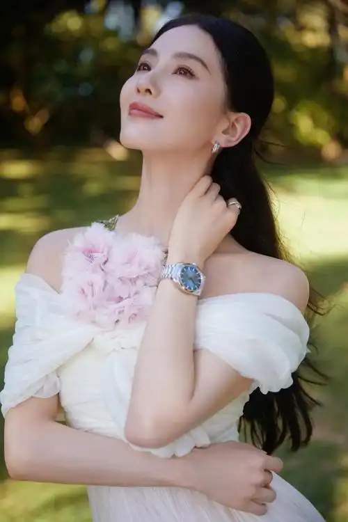 刘诗诗露肩花朵白色礼服造型写真释出仙气溢出屏幕