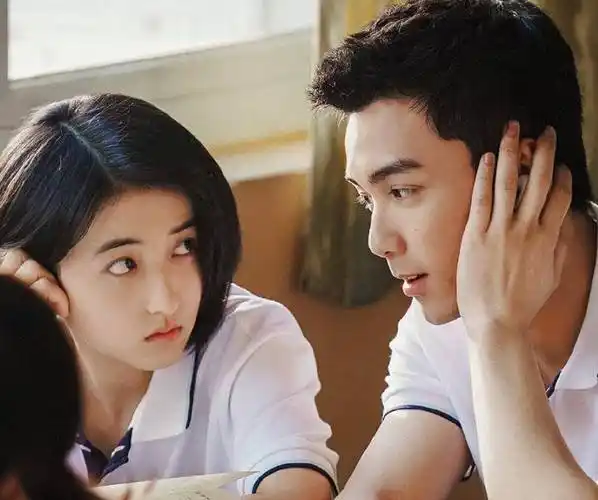 张子枫笑吴磊的梗老套,吴磊下意识撒娇举动太甜!