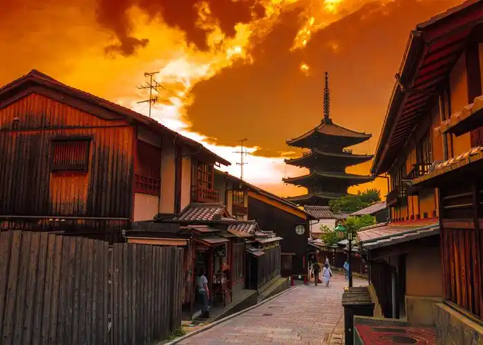 提一个人就是已故的建筑大师梁思成先生   二战日本偷袭完珍珠港之后