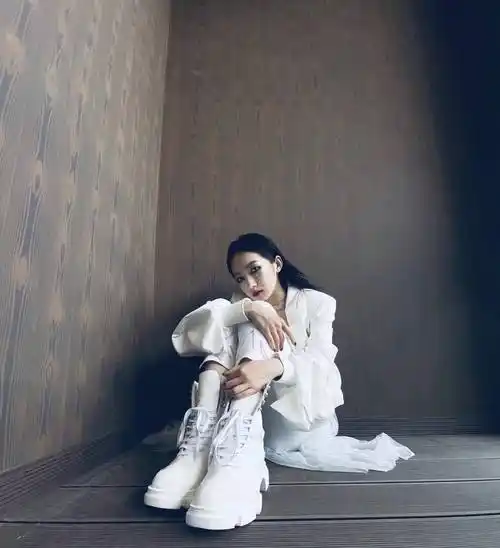 孟美岐微博之夜好高调,镶满水钻的西服套装,灯光下耀眼夺目_白色_造型