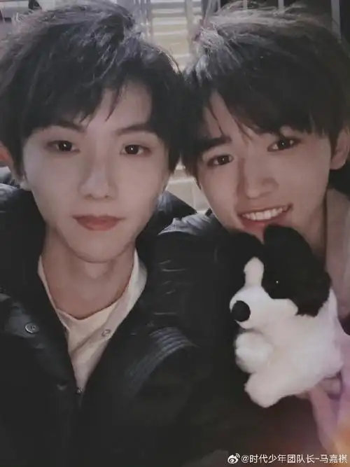 马嘉祺宋亚轩狗狗玩偶合照##马嘉祺送宋亚轩边牧玩偶