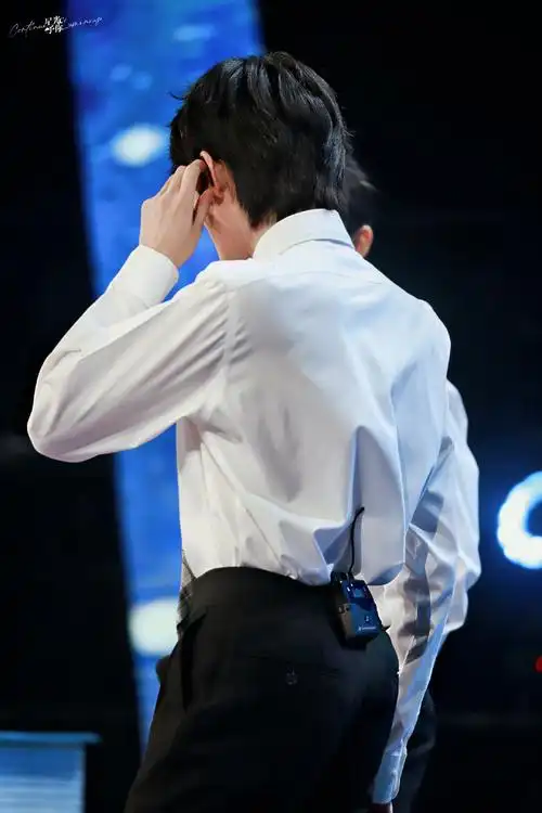 宋亚轩白衬衫黑西裤也太好看了吧……__财经头条