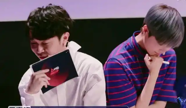 吴青峰太佛了,面对何老师的助力,硬是不争不抢,善良到底_华晨宇