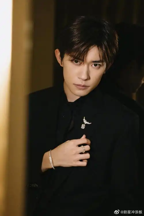 易烊千玺怼脸花絮照##易烊千玺怼脸侧拍#我们千玺超帅 怼脸拍也迷在