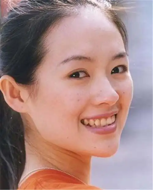 这颜值太真实了章子怡20年前的旧照流出满脸雀斑青涩可爱