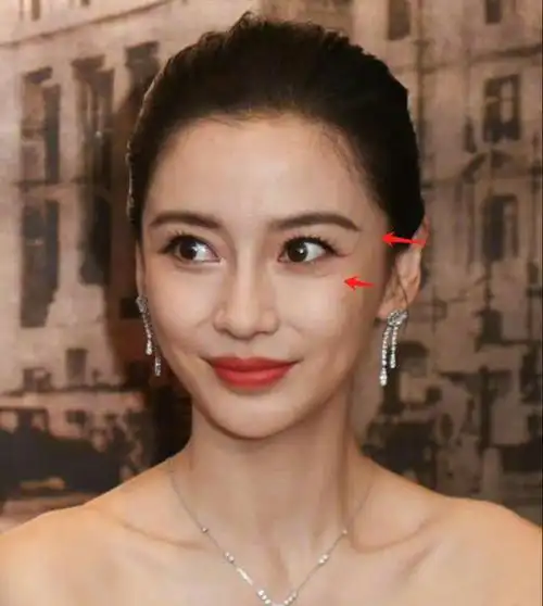 baby香港出席活动,脸部僵硬不自然,上杂志封面疯狂试水洗白|杨颖|礼服