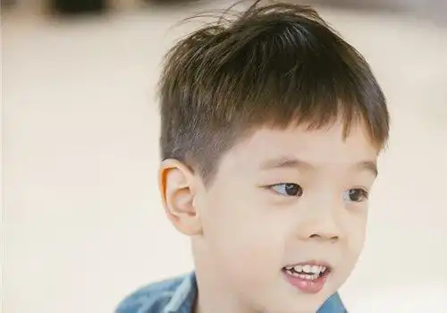 小男孩理个平头短发也不走平常路 适合小孩子的平头发型爱翻花样