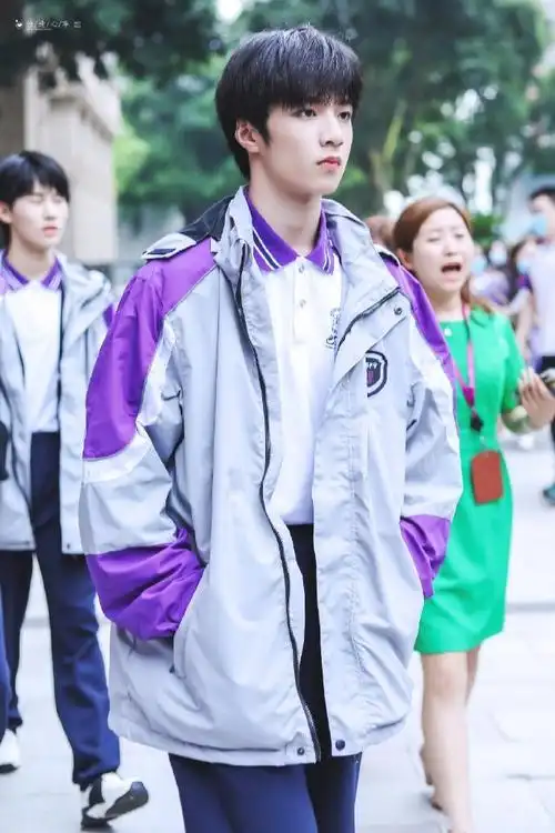 刘耀文拍初中毕业照~ 这个少年即将长大,马上就是高中生了