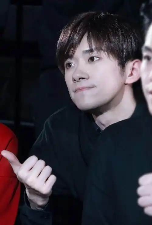 手势和表情结合起来好可爱(/ω)#四字 易烊千玺 yyqx 四字弟弟#92