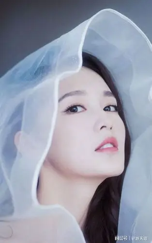 成熟知性美女李沁白皙迷人露背长裙梦幻唯美