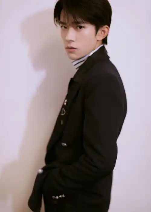 易烊千玺魅力帅气活动照图片16