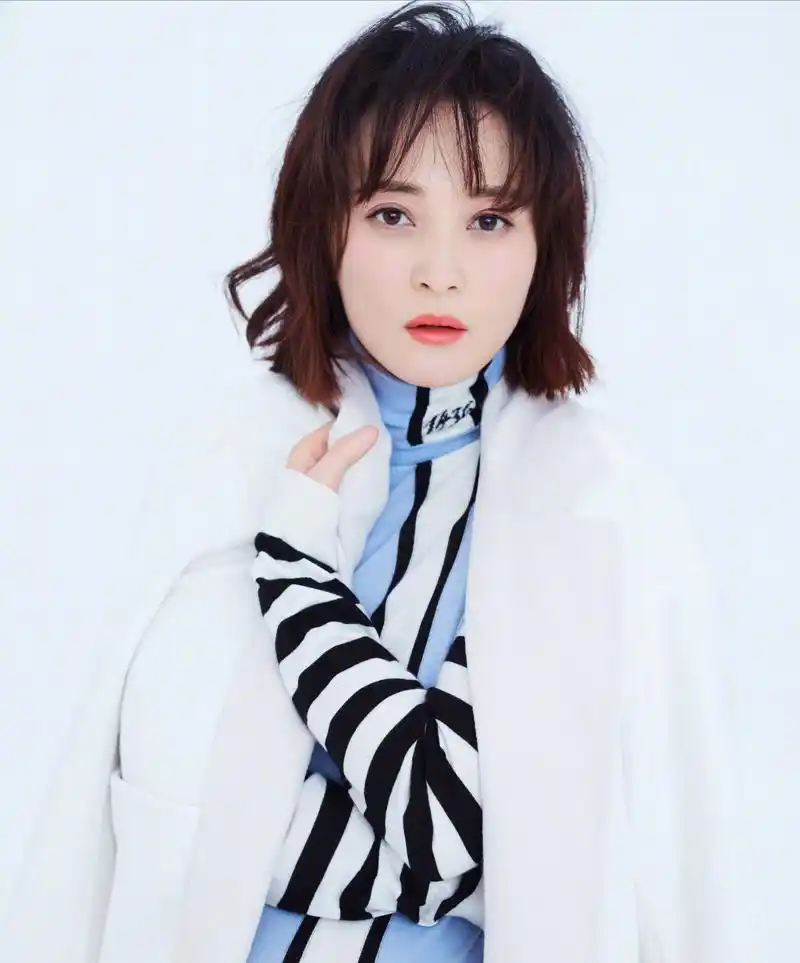 蒋勤勤二胎大肚写真,依然拥有少女般的身材和倾世的美颜