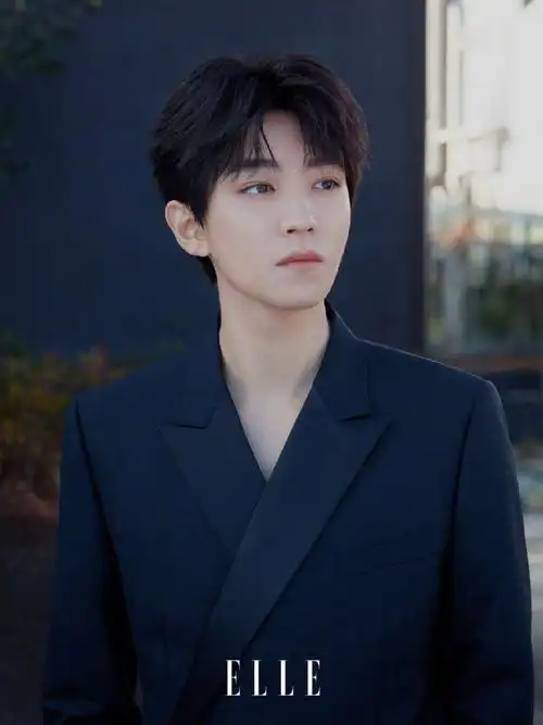 王俊凯开年第一封#杂志封面预告大公开,黑色深v 绝美侧颜,美貌在线