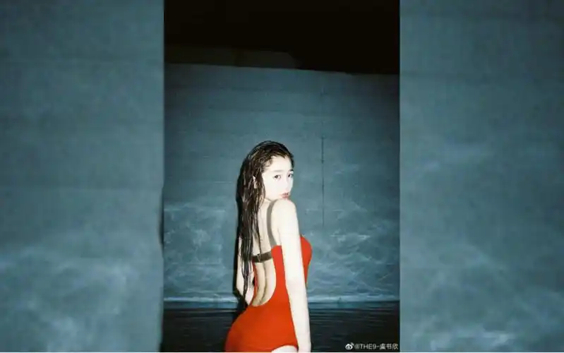 虞书欣泳装|游泳很厉害的样子