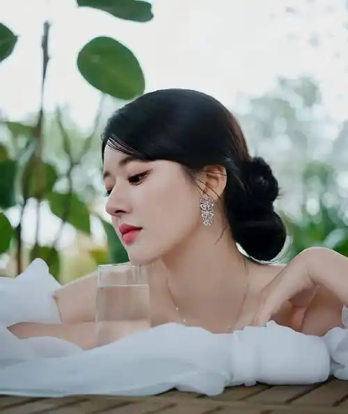 赵露思身穿白色抹身材气质好!_图片_互联网_入侵