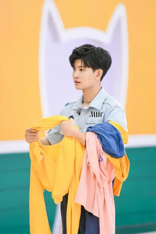 任嘉伦嗨放派剧照 亮片西装好绝!__财经头条