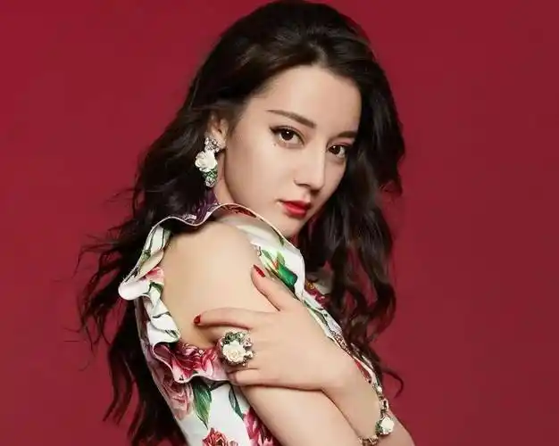 迪丽热巴的现代剧比古装剧更吸引人了,她是新疆的美人胚子,脸型独特