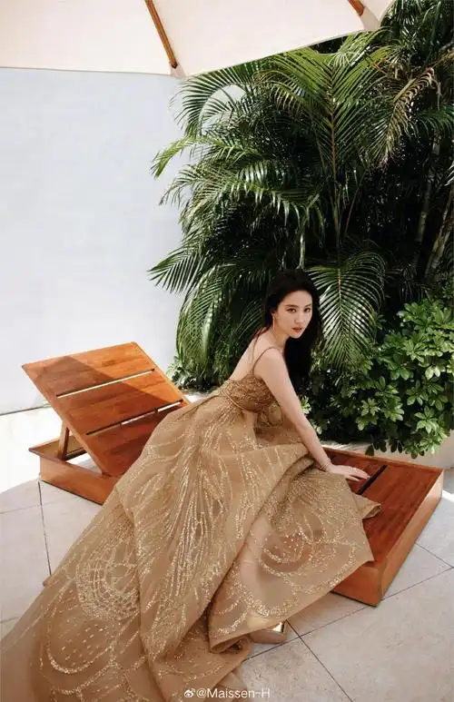 刘亦菲今日活动,身着elie saab金色刺绣高定礼服,矜贵美腻!