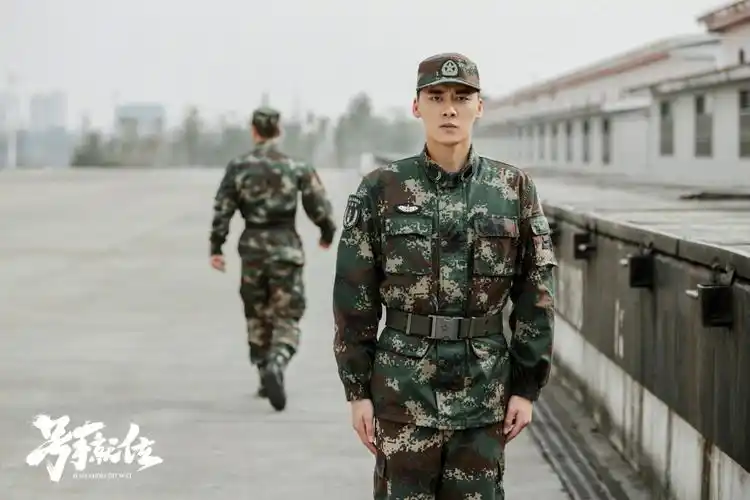 号手就位又迎退伍季李易峰留任士官坚定投身军营决心