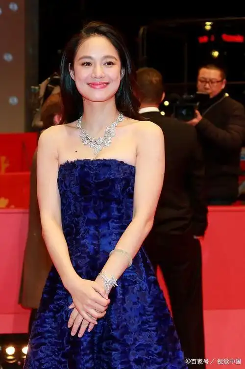 姜文"金屋藏娇"!41岁妻子周韵穿搭有品味,气质高贵美如兰